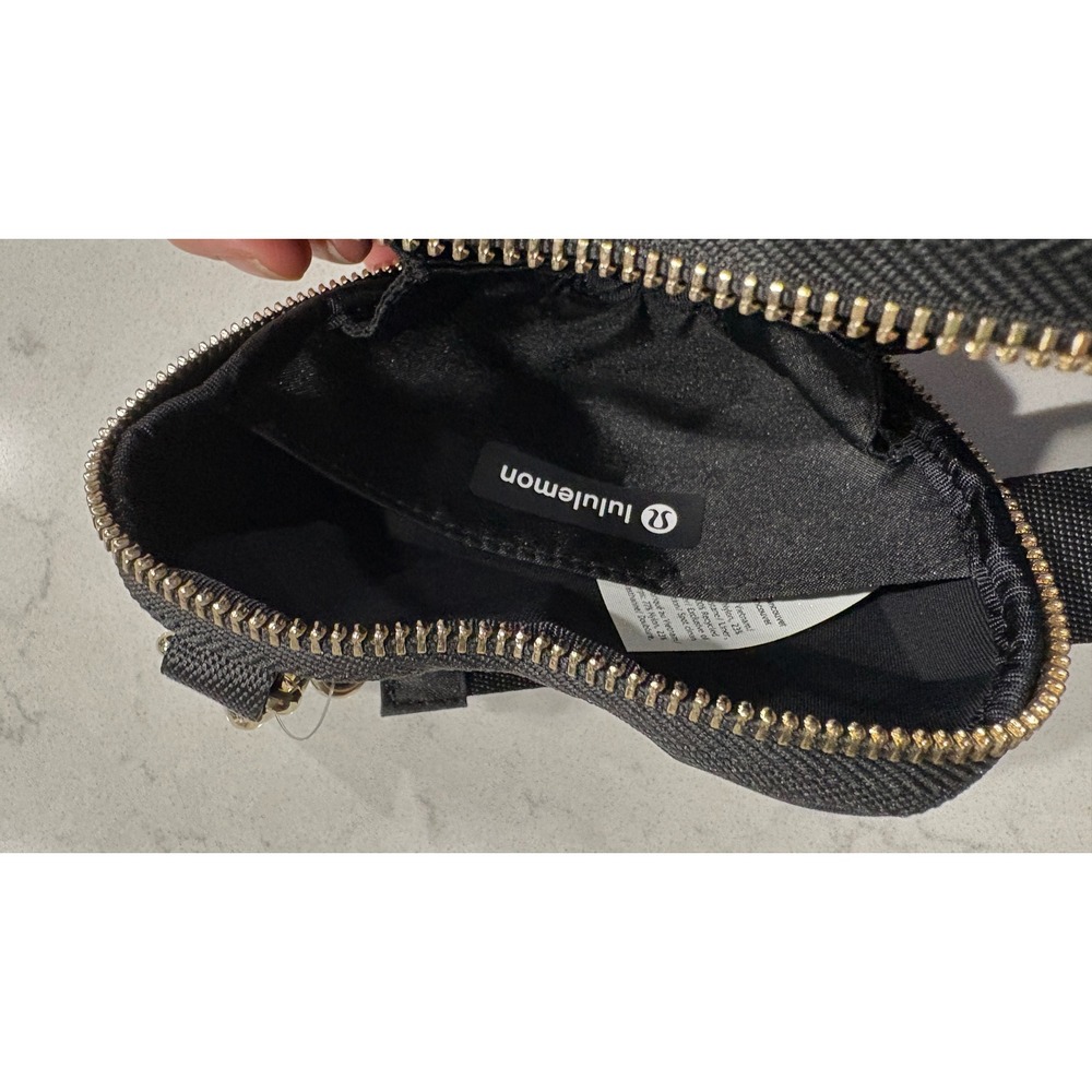 Lululemon Heart Wristlet Pouch Black Valentine's Day NWT - Picture 3 of 4